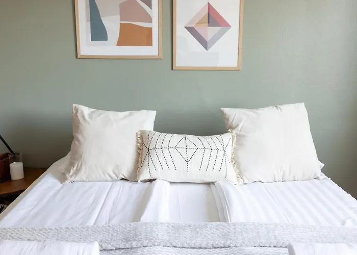 Huoneisto --2ndhomes Cozy Center With Park View-- *