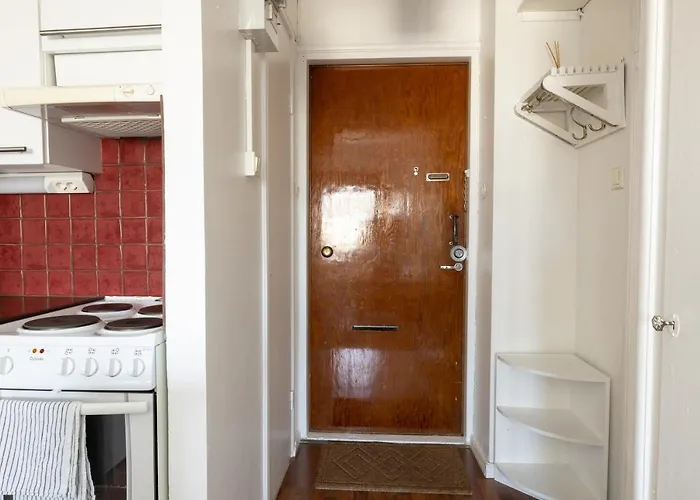 Huoneisto --2ndhomes Cozy Center With Park View-- *