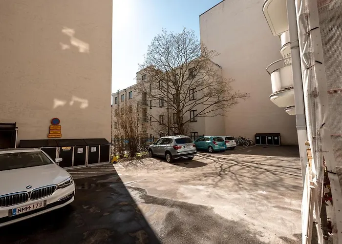 Huoneisto --2ndhomes Cozy Center With Park View-- *